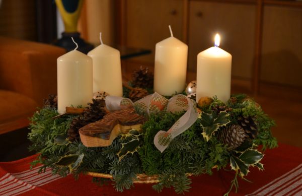 Adventskranz mit einer brennenden Kerze (hergestellt von Simone Bienossek, Lebenswert Neudorf) Adventskranz mit einer brennenden Kerze