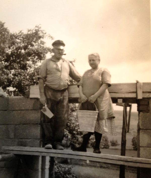 Katarina und Josef Ritzel beim Hausbau (1952)