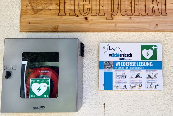 Defibrillator mit Notfallhinweisen