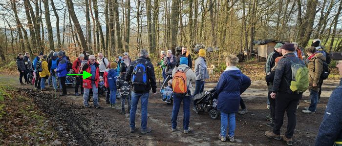 Am Wasserwerk: Harald Klinger (Pfeil) mit seiner Wandergesellschaft