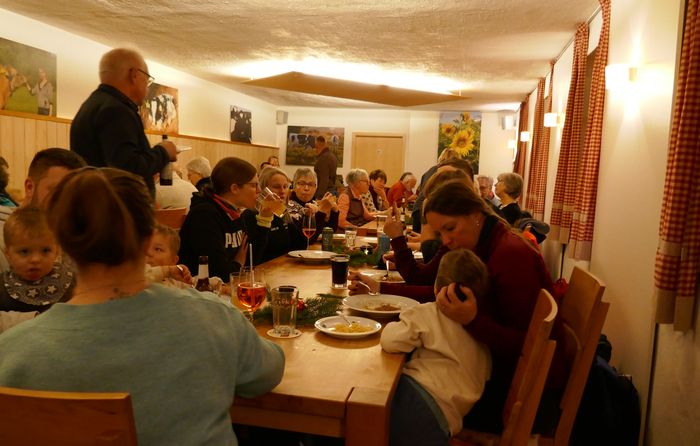Gemütliches Beisammensein im Weidenhof-Café Q