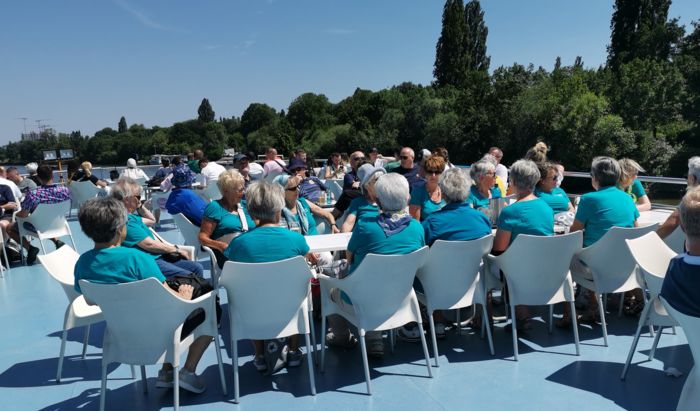 Auf dem Deck des Ausflugsschiffes während der Flussfahrt