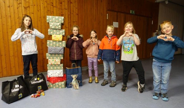 Ein Teil der Kinzigspatzen mit den gepackten Päckche Ein Teil der Kinzigspatzen mit den gepackten Päckche