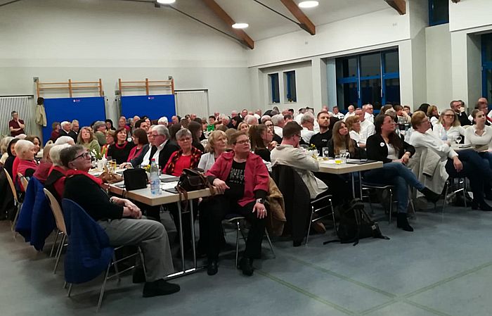 Vollbesetzter Saal beim Freundschaftssingen der Gloria-Singers Vollbesetzter Saal beim Freundschaftssingen der Gloria-Singers