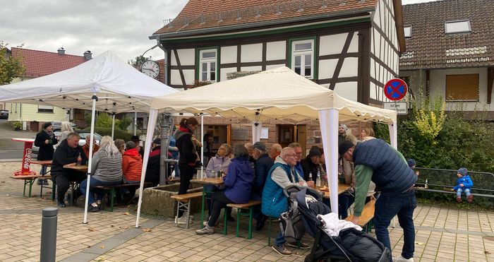 Gäste der Weinfreunde bei der Museumsöffnung