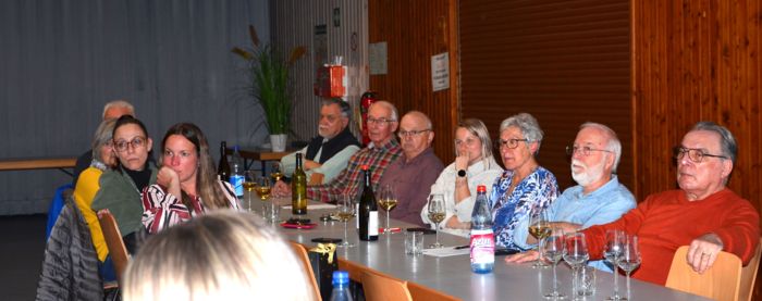 Weinfreunde während der Jahreshauptversammlung Weinfreunde während der Jahreshauptversammlung