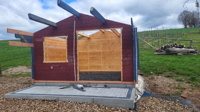 Die Hütte nimmt langsam wieder Gestalt an (31.03.2025)