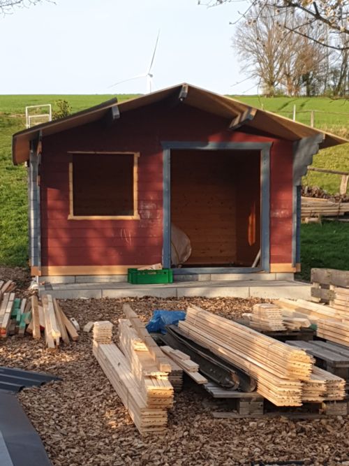 Noch viel Baumaterial vor der Hütte (11.04.2025)