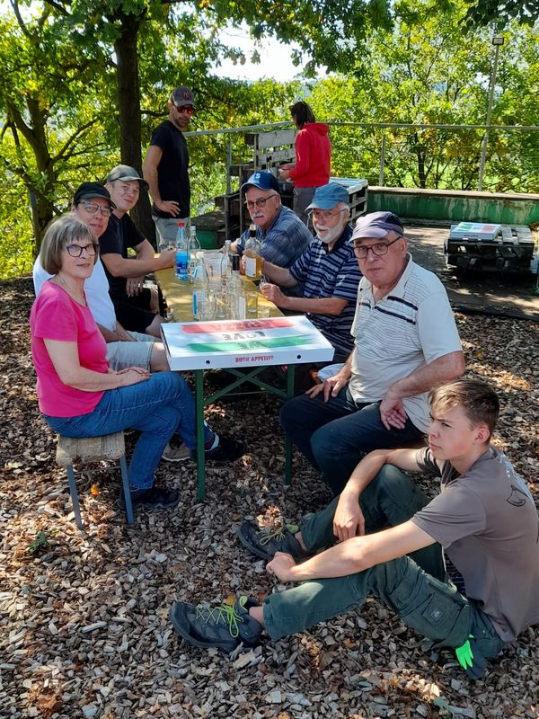 Geselliges Zusammensein mit Pizza Geselliges Zusammensein mit Pizza