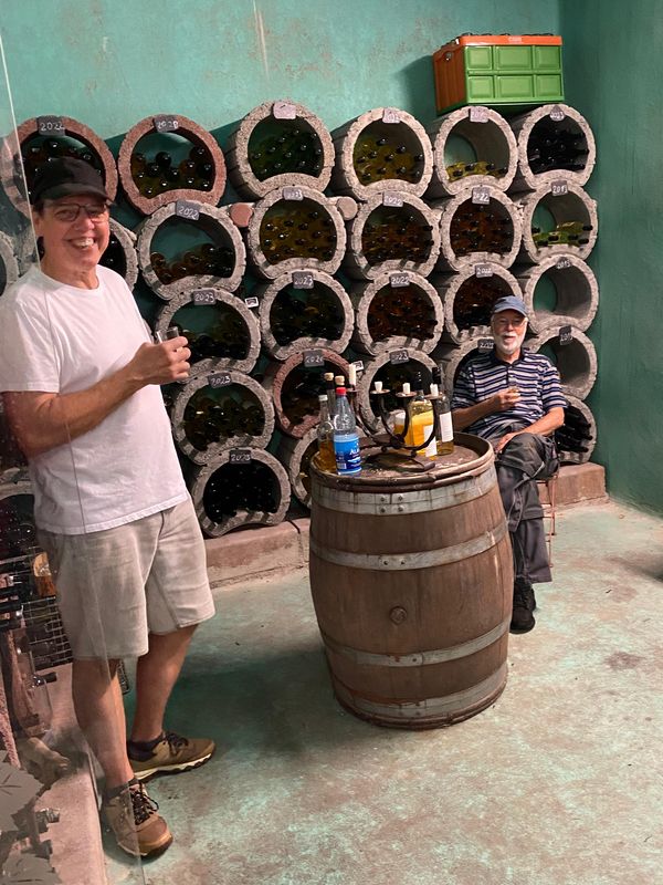 Noch ein Glas Wein im Weinkeller Noch ein Glas Wein im Weinkeller